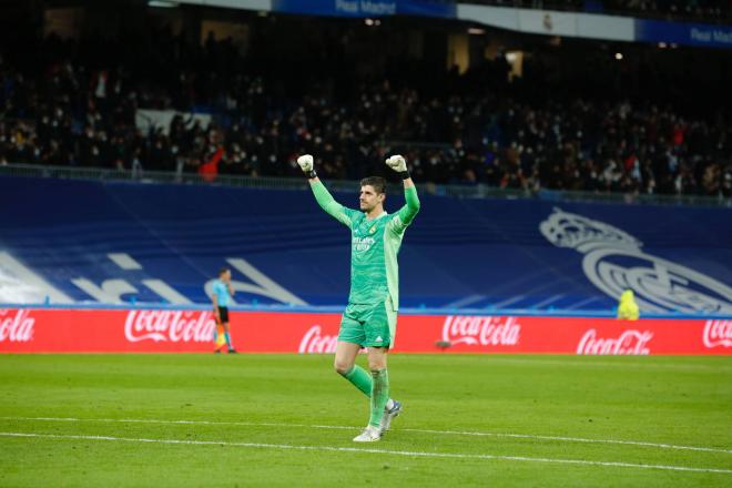 Courtois, celebrando el gol de Benzema (Foto: Cordon Press).