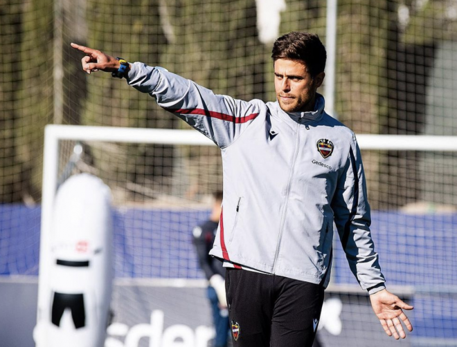 Alessio Lisci dirige el entrenamiento del Levante en Buñol.