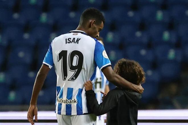 Alexander Isak, con el joven aficionado que le pidió la camiseta (Foto: Real Sociedad).