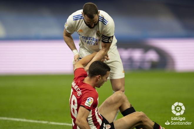 Benzema ayuda a De Marcos en el Real Madrid-Athletic que vio Alkorta en vivo (Foto: LaLiga).