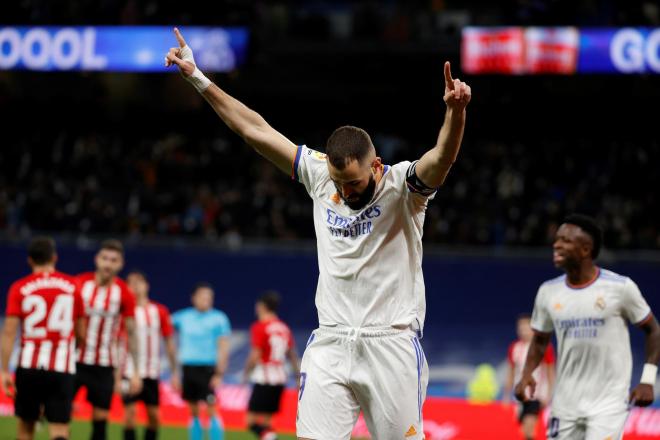 Benzema, bajo las órdenes de Ancelotti, celebra su tanto ante el Athletic (FOTO: EFE).