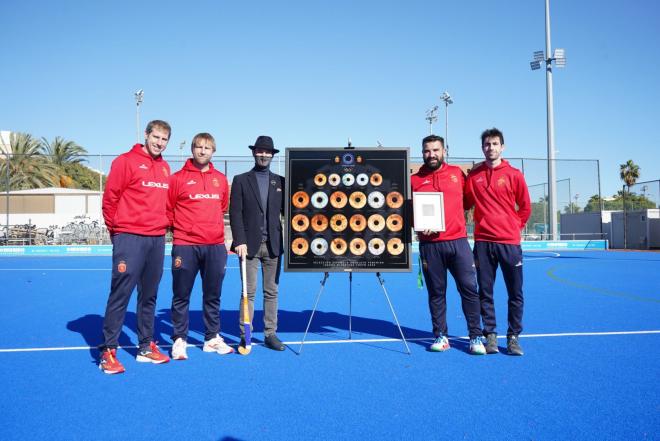 Las Redsticks finalizan su concentración en Valencia recibiendo la obra ‘Miradas Olímpicas’ E