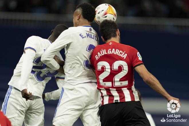 Raúl García, ante Militao del Real Madrid, en el Santiago Bernabéu (Foto: LaLiga).