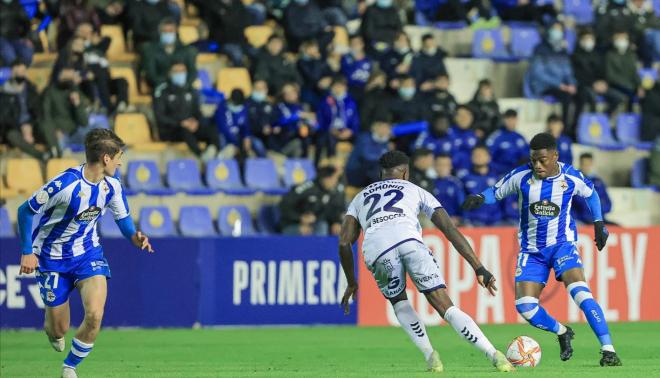 William de Camargo con el balón en el UCAM-Dépor de Copa del Rey (Foto: RCD).