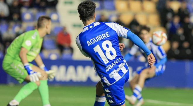 Diego Aguirre despeja un balón ante el UCAM en La Condomina (Foto: RCD).