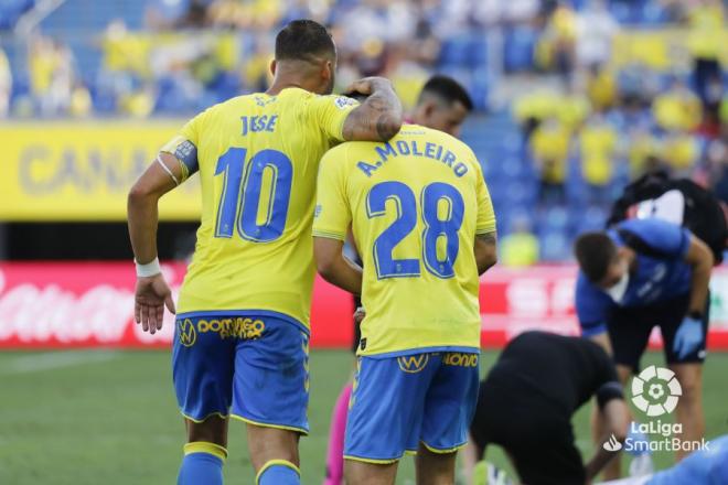 Alberto Moleiro celebra su gol con Jesé en Las Palmas-Ibiza (Foto: LaLiga).