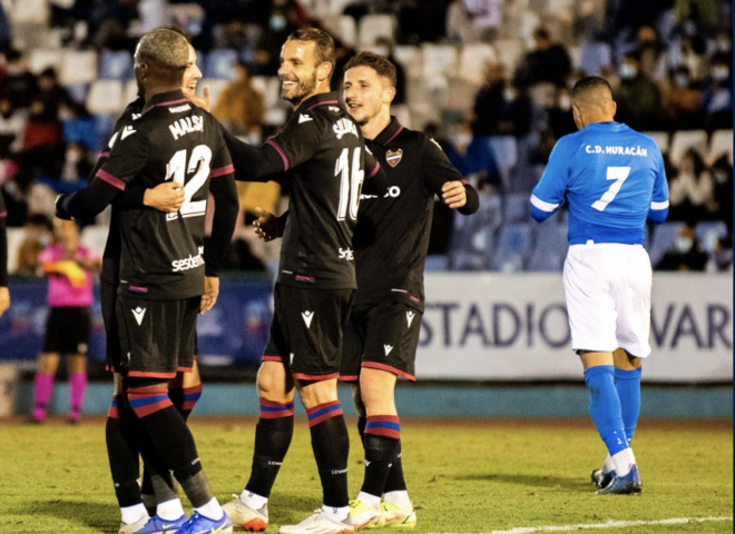 Los jugadores del Levante celebran un gol. (Foto: Levante)