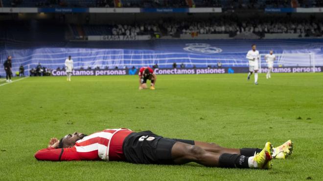 Iñaki Williams desplomado tras caer ante el Real Madrid en el Bernabéu (Foto: Athletic Club).