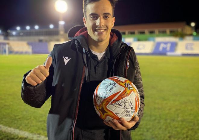 Álex Blesa, con el balón del partido firmado (Foto: Levante UD).