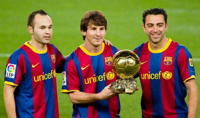 Andrés Iniesta, Leo Messi y Xavi Hernández posan con la camiseta del Barcelona tras el Balón de Oro del argentino en 2010.