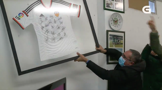La camiseta del Valencia CF en la sala de prensa del CD Arenteiro.