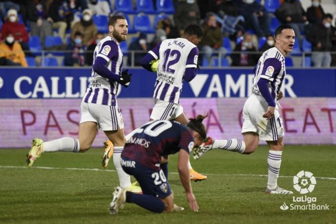 Weissman, Plata y Mesa corren hacia el centro del campo tras marcar el 2-1 en el Huesca-Pucela.
