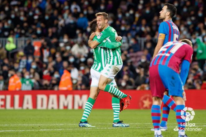 Los jugadores del Betis celebran el triunfo en el Camp Nou.