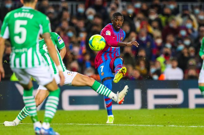 Ousmane Dembélé dispara en el Barcelona-Betis (Foto: FCB).