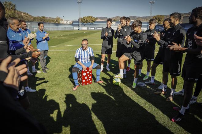 Los jugadores del Málaga en el entrenamiento junto a jugadores del Genuine (Foto: MCF).