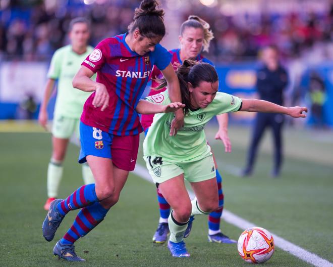 Eunate Arraiza es apretada por Marta Torrejón, del Barça, en el Johan Cruyff (Foto: Athletic Club).
