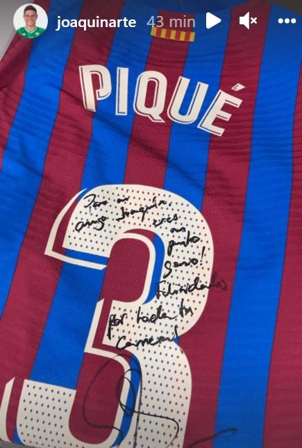La camiseta que le regaló Piqué a Joaquín Sánchez.