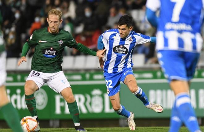 Villares pelea por un balón en el Racing de Ferrol-Deportivo (Foto: RCD).