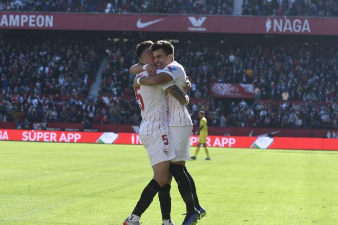 Acuña abraza a Ocampos durante el Sevilla-Villarreal (Foto: Kiko Hurtado).
