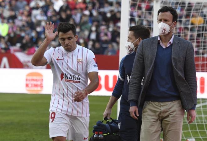 Acuña se retiró lesionado del Sevilla-Villarreal (Foto: Kiko Hurtado).