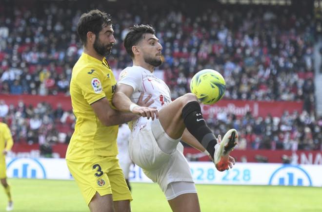 Rafa Mir controla una pelota en el Sevilla-Villarreal. (Foto: Kiko Hurtado).