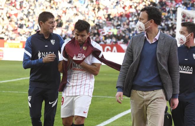 Acuña se retira lesionado del Sevilla-Villarreal (Foto: Kiko Hurtado).