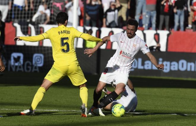 Delaney intenta marcharse de Parejo en el Sevilla - Villarreal. (Foto: Kiko Hurtado).
