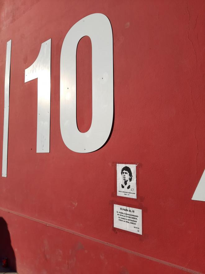 El homenaje anónimo a Maradona en el Sánchez-Pizjuán (Foto: @JoseMorapalomo)