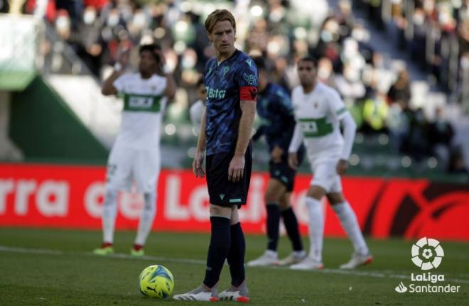 Álex Fernández, antes de fallar su penalti en el Elche-Cádiz (Foto: LaLiga).