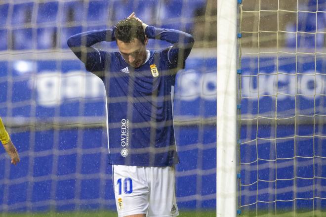 Borja Sánchez se lamenta tras una ocasión fallada en el Oviedo-Alcorcón (Foto: RO).