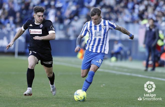 Brandon conduce un balón ante el Amorebieta (Foto: LaLiga).