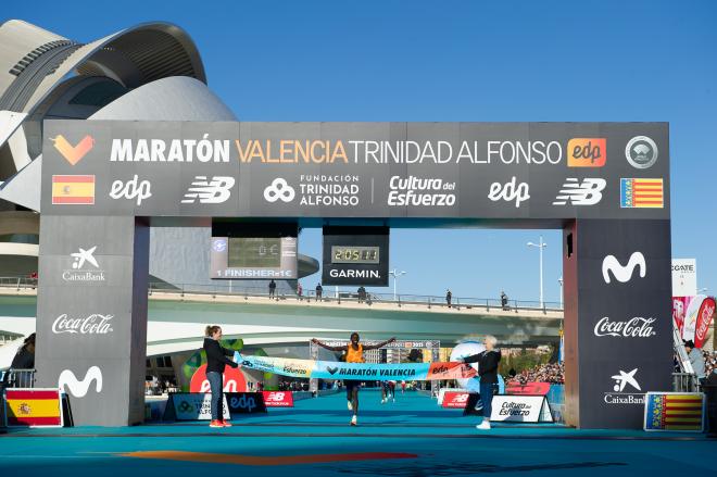 Cherono gana un maratón Valencia 2021 marcado por el viento