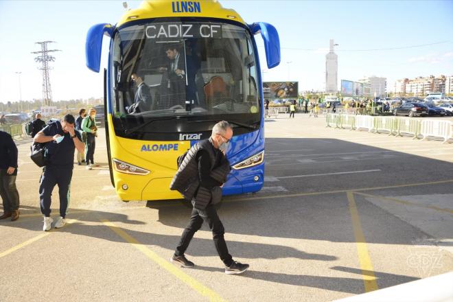 Cervera, a su llegada al estadio (Foto: Cádiz CF).