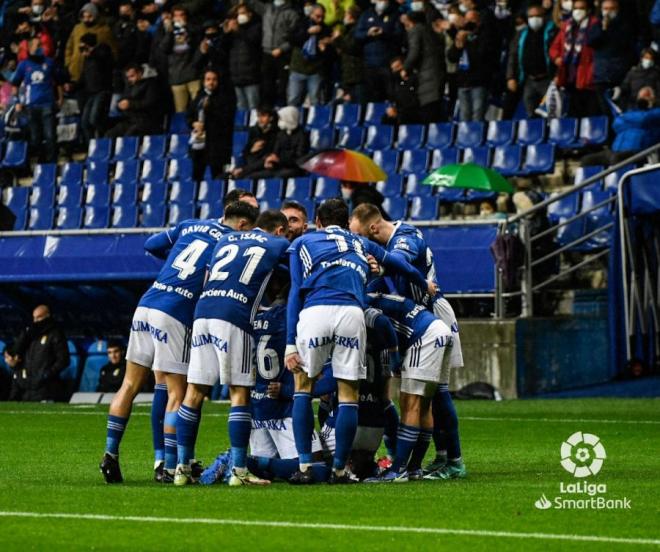 Jugadores del Real Oviedo celebran el gol de Brugman al Alcorcón (Foto: LaLiga).