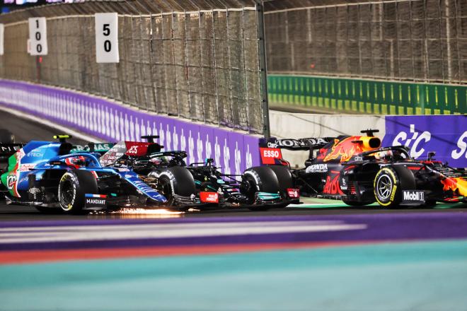 Ocon, Hamilton y Verstappen, en el Gran Premio de Arabia Saudí (Foto: Cordon Press).