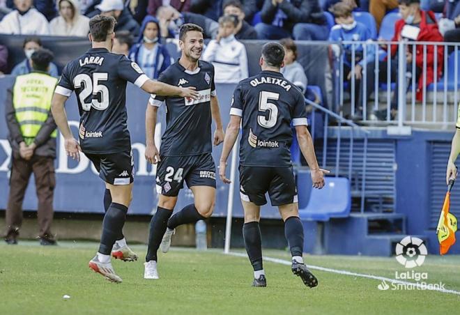 Guruzeta celebra uno de sus dos goles al Málaga con el Amorebieta (Foto: LaLiga).