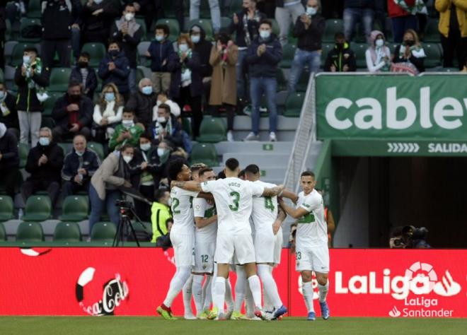 Los jugadores del Elche celebran el 1-0 ante el Cádiz (Foto: LaLiga).