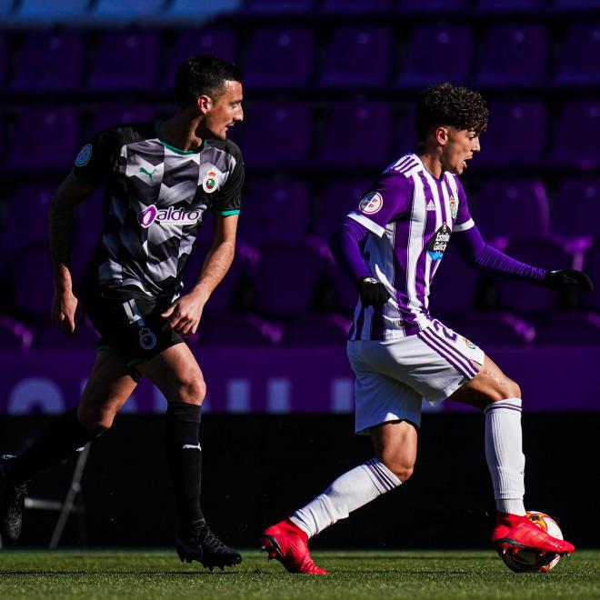 Arroyo se lleva la pelota ante el Racing (Foto: Real Valladolid).
