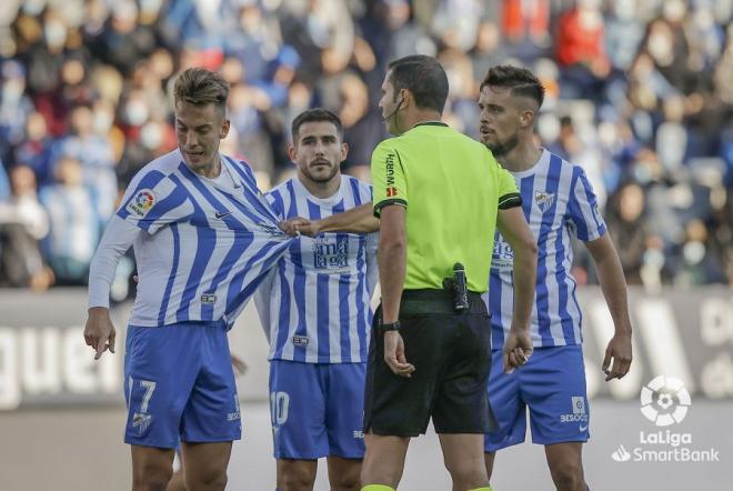 Algunos jugadores del Málaga protestan una decisión de Trujillo Suárez (Foto: LaLiga).