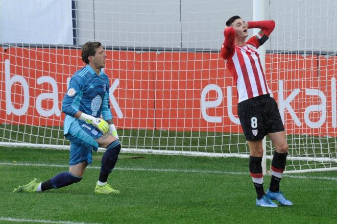 Víctor San Bartolomé se lamenta en un lance ante el CD Badajoz en Lezama (Foto: Athletic Club).