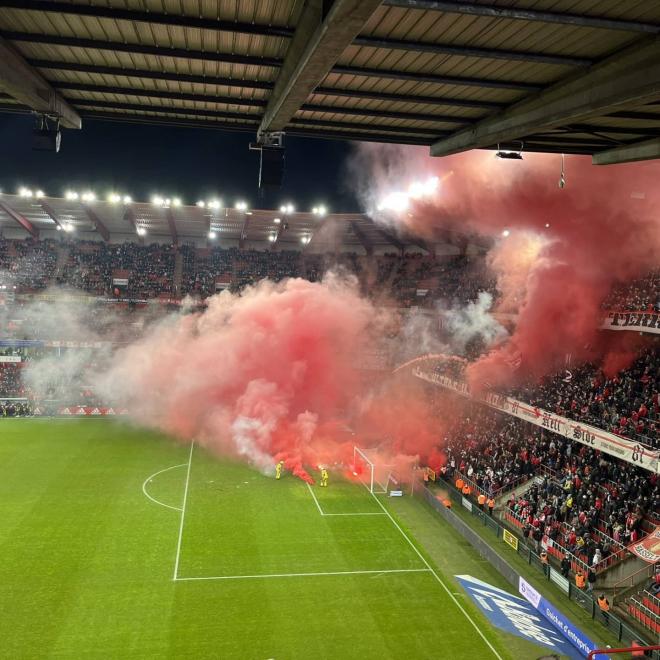 Los ultras del Standard de Lieja lanzaron bengalas al estadio (Foto: @VoetbalUltras).