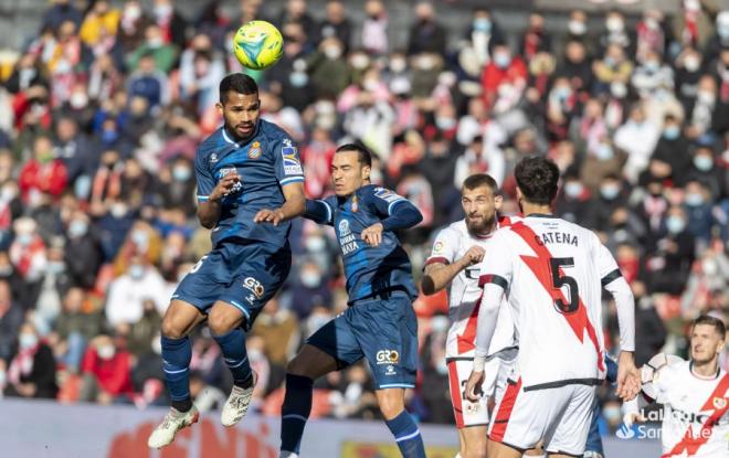 Yangel Herrera cabecea un balón ante De Tomás, Saveljich y Catena (Foto: LaLiga).