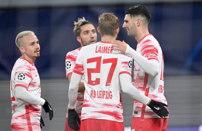 Szoboszlai celebra con sus compañeros un gol para el Leipzig (Foto: Cordon Press).