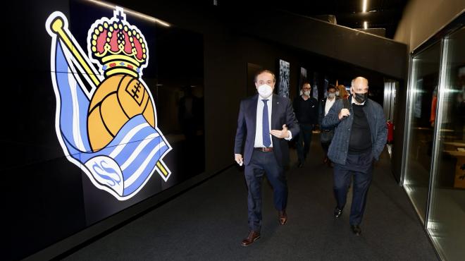 El presidente de LaLiga, Javier Tebas, en una reciente visita al Reale Arena acompañado del presid