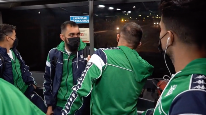 Joaquín habla con el chófer del bus.