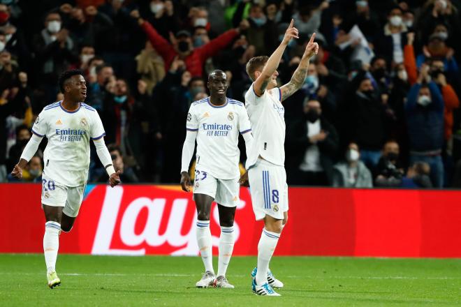 Los jugadores del Real Madrid celebran el gol de Kroos al Inter (Foto: Cordon Press).