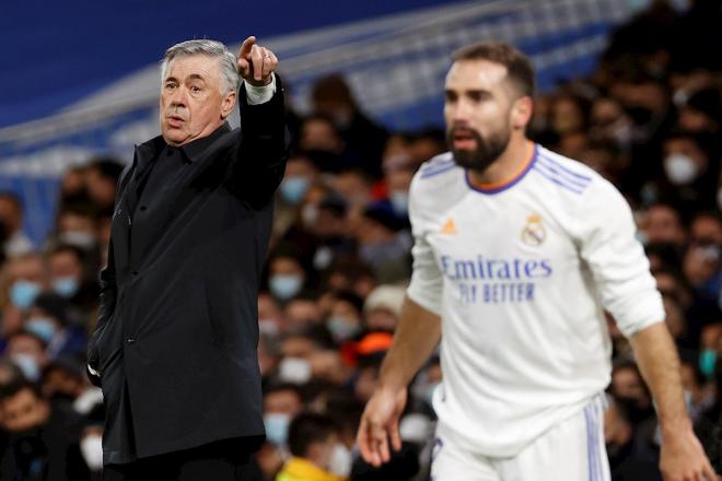 Carlo Ancelotti da instrucciones durante el Real Madrid-Inter (Foto: EFE).