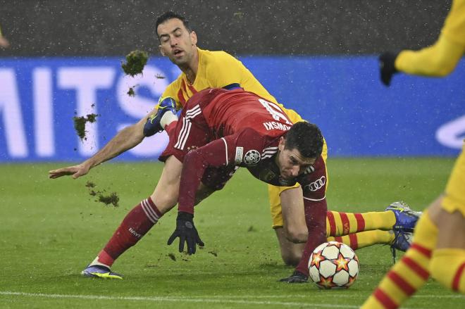 Lewandowski pelea con Busquets en el Bayern-Barcelona (Foto: Cordon Press).