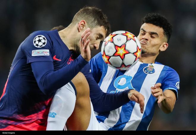 Sime Vrsaljko mete la cabeza durante el Oporto-Atlético de Madrid (Foto: Cordon Press).