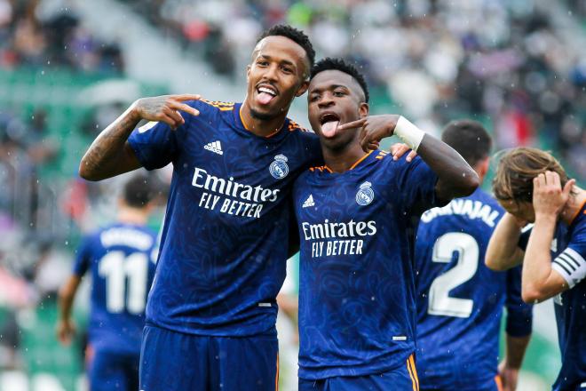Vinicius y Militao celebran el gol del Real Madrid al Elche (Foto: Cordon Press).